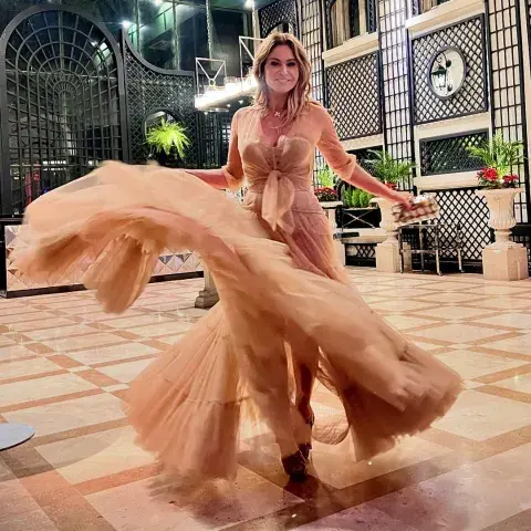 Foto de Karina Mazzocco con un vestido de Javier Saiach en la gala 2024 de Fundaleu.