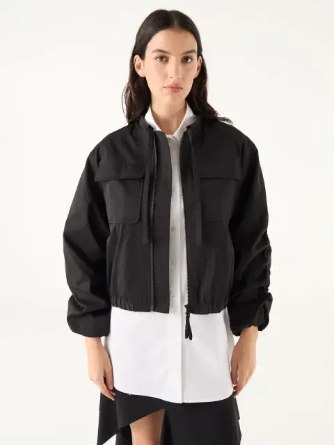 Foto de una modelo mujer usando una campera bomber de primavera. Foto de una modelo mujer usando una campera bomber de primavera.