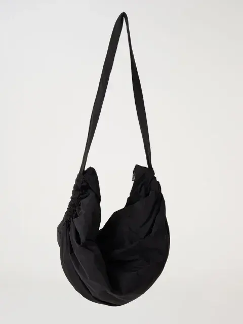 Foto de una modelo mujer usando un bolso banana. Foto de una modelo mujer usando un bolso banana.