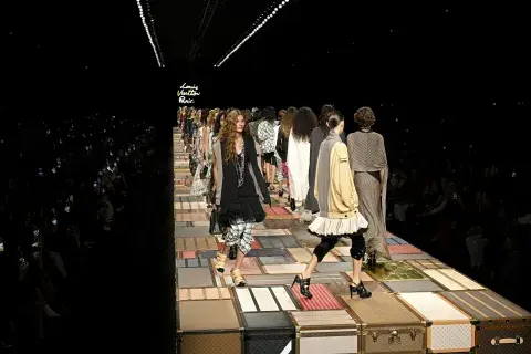 Mujeres desfilando en la semana de la moda en Paris en una pasarela Mujeres desfilando en la semana de la moda en Paris en una pasarela