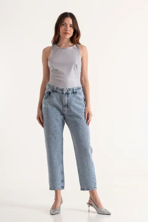 Foto de una modelo mujer usando ropa de tendencia verano 2025 de Avellaneda. Foto de una modelo mujer usando ropa de tendencia verano 2025 de Avellaneda.