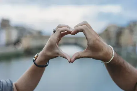 Dos manos unidas formando un corazón. Dos manos unidas formando un corazón.