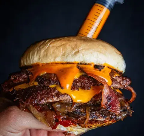 La hamburguesa con cheddar es de otro planeta. La hamburguesa con cheddar es de otro planeta.