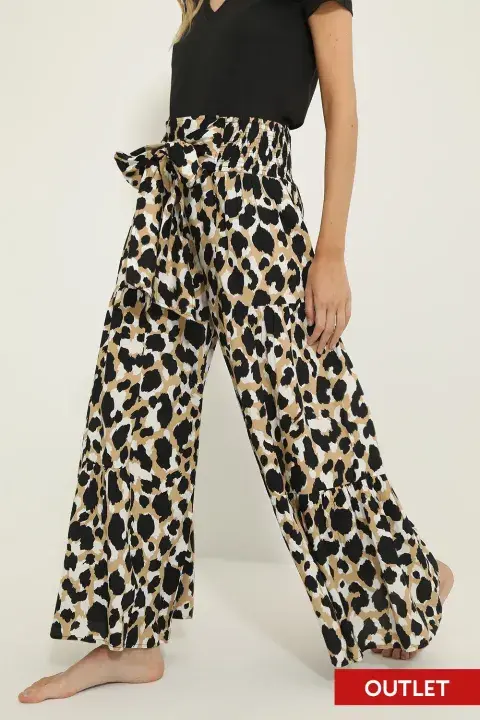 Foto de una modelo mujer usando un pantalón de verano. Foto de una modelo mujer usando un pantalón de verano.