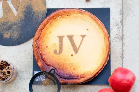 Joaquín Vasco, referente de la pastelería local, reconocido por su emblemática tarta de queso española, lanza un producto especial y de edición limitada que promete endulzar el Día de la Madre y convertirse en otra protagonista de la marca Joaquín Vasco, referente de la pastelería local, reconocido por su emblemática tarta de queso española, lanza un producto especial y de edición limitada que promete endulzar el Día de la Madre y convertirse en otra protagonista de la marca