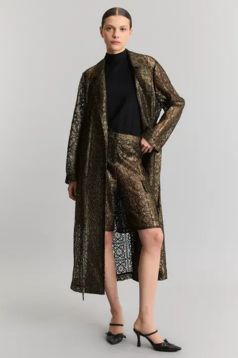 Foto de una modelo mujer usando una bermuda. Foto de una modelo mujer usando una bermuda.