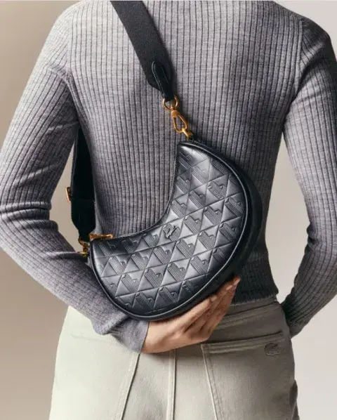 Foto de una modelo mujer usando un bolso banana. Foto de una modelo mujer usando un bolso banana.