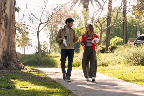 Fotograma de una escena de la serie Nadie quiere esto. Fotograma de una escena de la serie Nadie quiere esto.