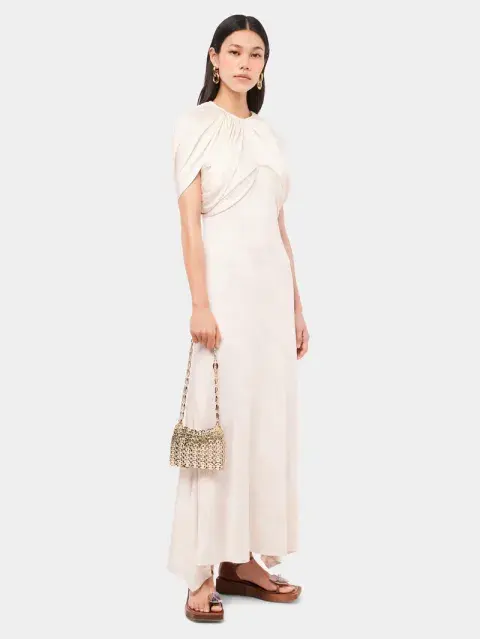 Foto de una modelo mujer usando el bolso de oro de Paco Rabanne Foto de una modelo mujer usando el bolso de oro de Paco Rabanne