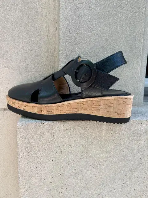 Foto de unas sandalias cangrejeras. Foto de unas sandalias cangrejeras.