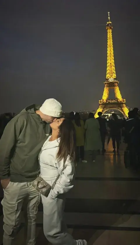 Foto de Mandinha y el Dibu Martínez besándose en París Foto de Mandinha y el Dibu Martínez besándose en París