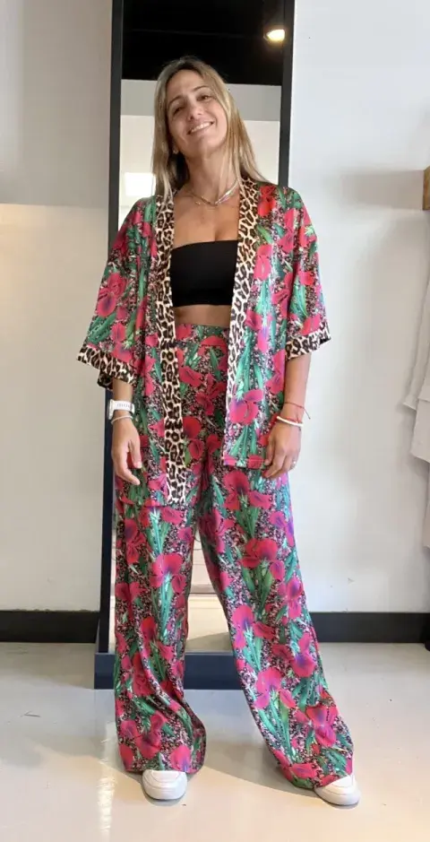 Foto de una modelo mujer usando un pantalón de verano. Foto de una modelo mujer usando un pantalón de verano.