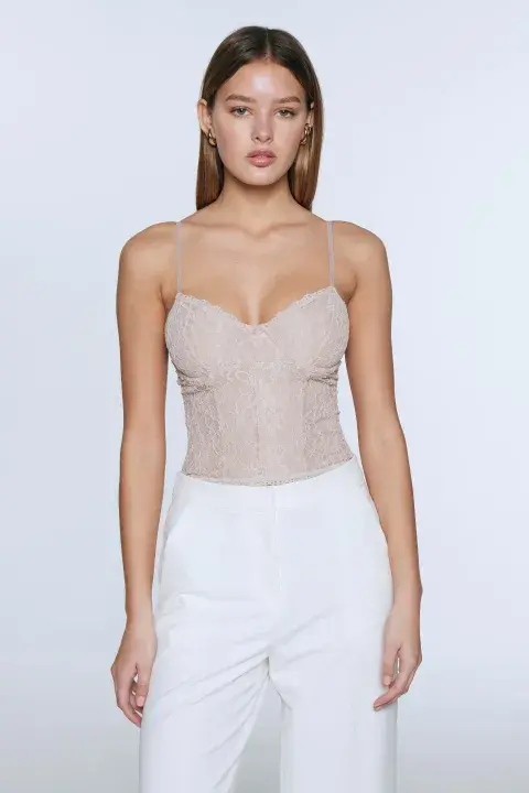 Foto de una modelo mujer usando un corset. Foto de una modelo mujer usando un corset.