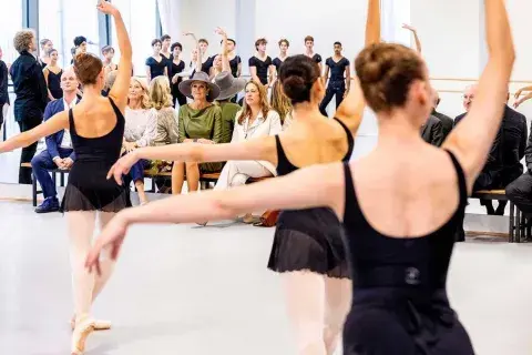 Máxima apostó por un estilismo elegante que se caracterizó por el tono protagonista de la próxima temporada Máxima apostó por un estilismo elegante que se caracterizó por el tono protagonista de la próxima temporada