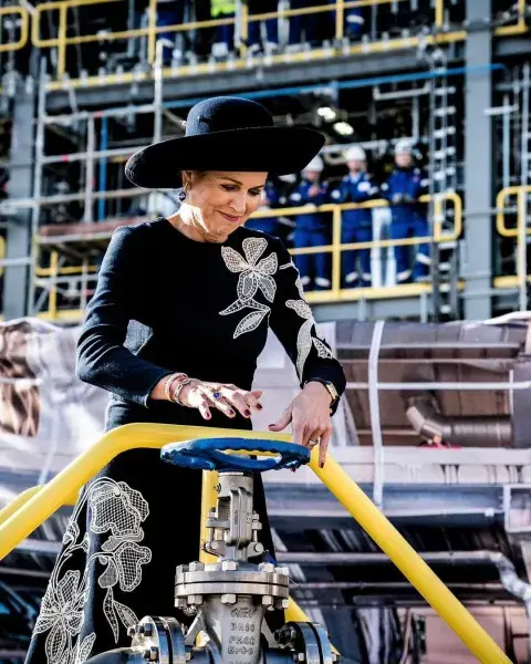 Máxima zorreguieta sorprendió con un vestido negro con flores blancas Máxima zorreguieta sorprendió con un vestido negro con flores blancas