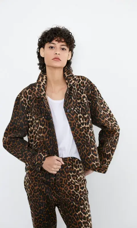 Foto de una modelo mujer usando ropa de tendencia verano 2025 de Avellaneda. Foto de una modelo mujer usando ropa de tendencia verano 2025 de Avellaneda.