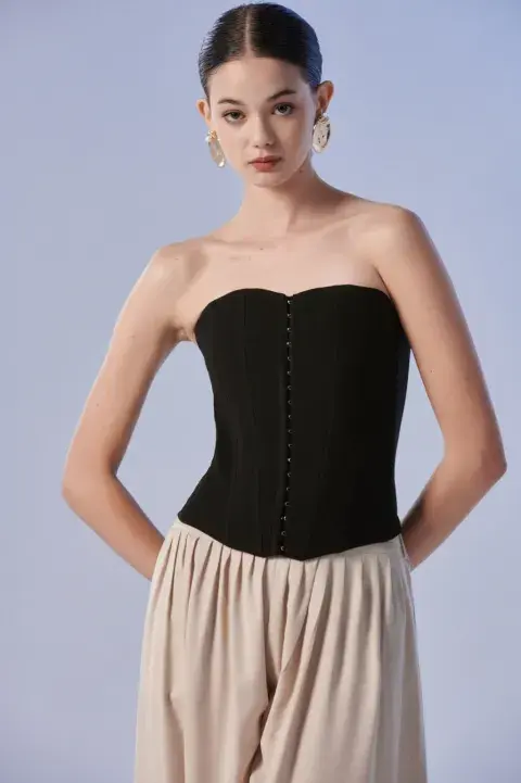 Foto de una modelo mujer usando un corset. Foto de una modelo mujer usando un corset.