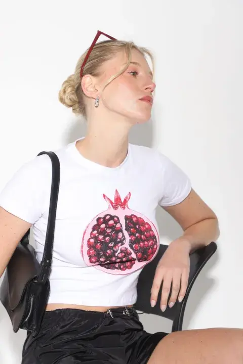 Foto de una modelo mujer usando ropa de tendencia verano 2025 de Avellaneda. Foto de una modelo mujer usando ropa de tendencia verano 2025 de Avellaneda.