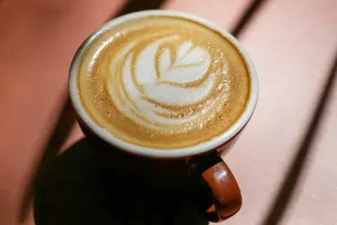 Ninina ofrecerá un segundo café de cortesía en todos sus locales y, quienes deseen tomarlo en otro momento, podrán postergar el obsequio hasta el 10 de octubre Ninina ofrecerá un segundo café de cortesía en todos sus locales y, quienes deseen tomarlo en otro momento, podrán postergar el obsequio hasta el 10 de octubre