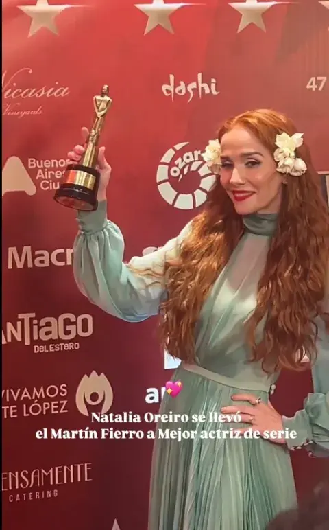 Foto de Natalia Oreiro con su Martín Fierro de Cine. Foto de Natalia Oreiro con su Martín Fierro de Cine.