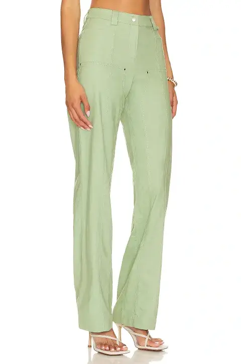 Foto del pantalón de la marca Revolve. Foto del pantalón de la marca Revolve.