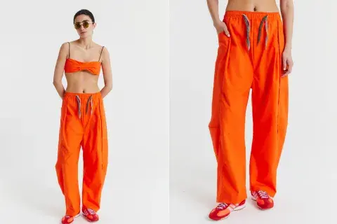 Modelo usando un pantalón fresco de color naranja. Modelo usando un pantalón fresco de color naranja.