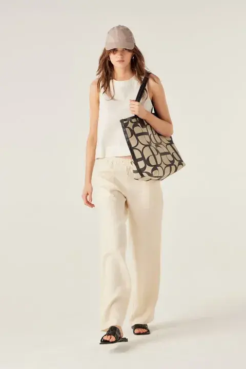 Foto de una modelo mujer usando un pantalón de verano. Foto de una modelo mujer usando un pantalón de verano.