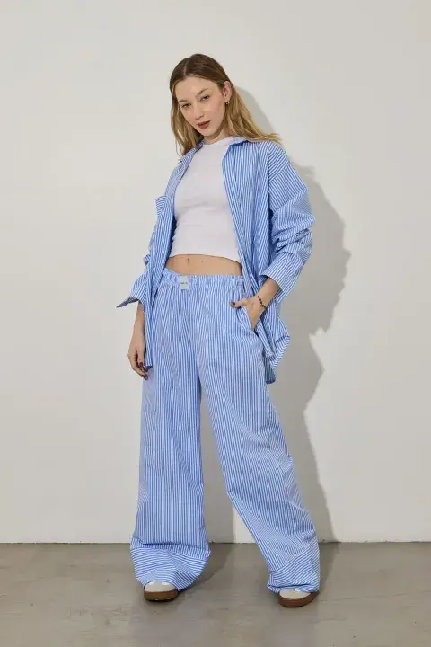 Foto de una modelo mujer usando ropa de tendencia verano 2025 de Avellaneda. Foto de una modelo mujer usando ropa de tendencia verano 2025 de Avellaneda.