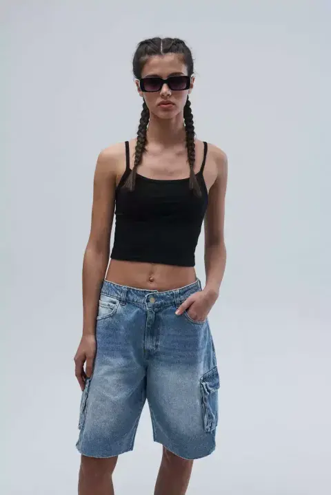 Foto de una modelo mujer usando una bermuda. Foto de una modelo mujer usando una bermuda.