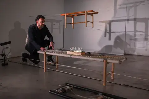 Resonancias Cotidianas. La performance experimental de Javier Bustos con el mobiliario de Federico Churba Resonancias Cotidianas. La performance experimental de Javier Bustos con el mobiliario de Federico Churba