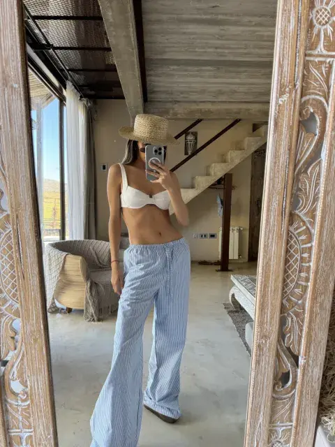 Foto de una modelo mujer usando un pantalón de verano. Foto de una modelo mujer usando un pantalón de verano.