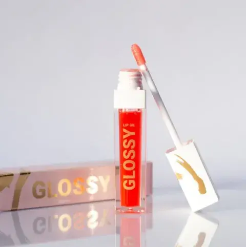 Foto de un lip oil. Foto de un lip oil.