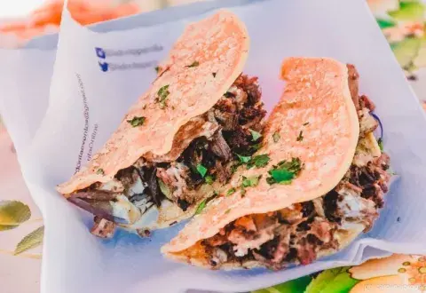 dos tacos con carne dos tacos con carne