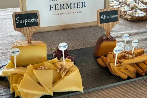 Distintas variedades de quesos en la degustación en Fermier Distintas variedades de quesos en la degustación en Fermier