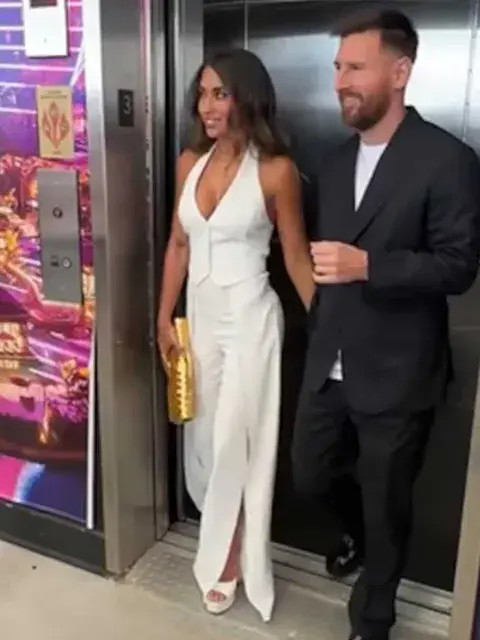 Antonela Roccuzzo optó por un equipo total White que anticipa lo que será la nueva tendencia primavera-verano 2025 Antonela Roccuzzo optó por un equipo total White que anticipa lo que será la nueva tendencia primavera-verano 2025