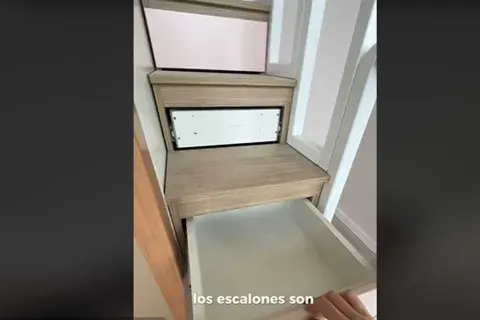 La cama tiene escalones que se convierten en espacio de guardado La cama tiene escalones que se convierten en espacio de guardado