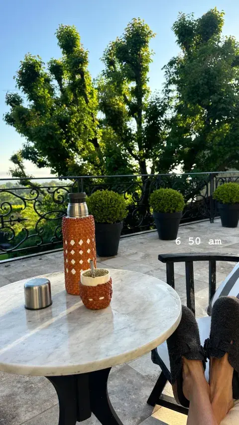 Juliana Awada se sumó una vez más a un estilo descontracturado y comfy eligiendo unas pantuflas que son y serán furor en la nueva temporada Juliana Awada se sumó una vez más a un estilo descontracturado y comfy eligiendo unas pantuflas que son y serán furor en la nueva temporada