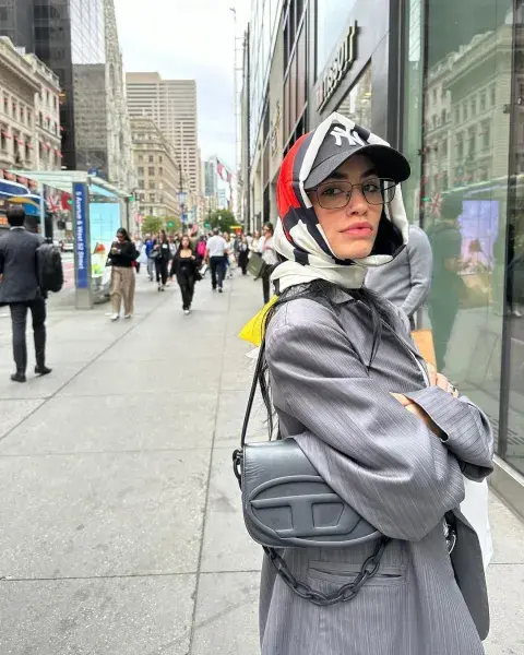 Lali se inclinó por un estilismo hiphopero, muy canchero, compuesto por una gorra negra con inscripciones de la ciudad que visitó y un pañuelo de colores atado a la misma Lali se inclinó por un estilismo hiphopero, muy canchero, compuesto por una gorra negra con inscripciones de la ciudad que visitó y un pañuelo de colores atado a la misma