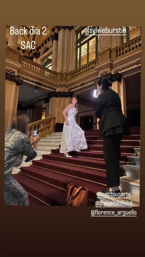 El vestido pertenece a la última colección de novias de Sylvie Burstin y cuenta con muchos detalles de alta costura El vestido pertenece a la última colección de novias de Sylvie Burstin y cuenta con muchos detalles de alta costura