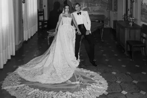 Bobby Brown optó por un vestido del diseñador Oscar de la Renta, una apuesta que le quedaba brutal resaltando cada parte de su figura Bobby Brown optó por un vestido del diseñador Oscar de la Renta, una apuesta que le quedaba brutal resaltando cada parte de su figura