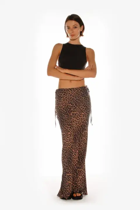 Foto de una modelo mujer usando una falda larga. Foto de una modelo mujer usando una falda larga.