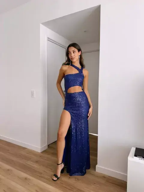 Una modelo mujer usando ropa con brillos de Avellaneda. Una modelo mujer usando ropa con brillos de Avellaneda.