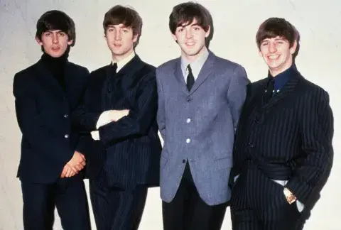 Foto de George Harrison, John Lennon, Paul McCartney y Ringo Starr, en 1965. Foto de George Harrison, John Lennon, Paul McCartney y Ringo Starr, en 1965.