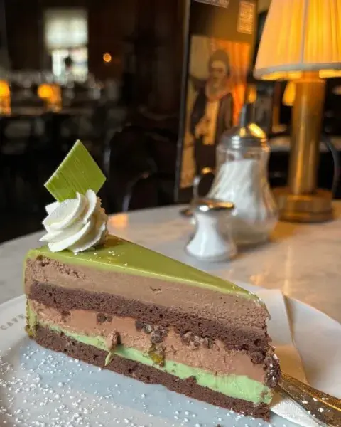 Foto de una porción de Torta Mozart. Foto de una porción de Torta Mozart.