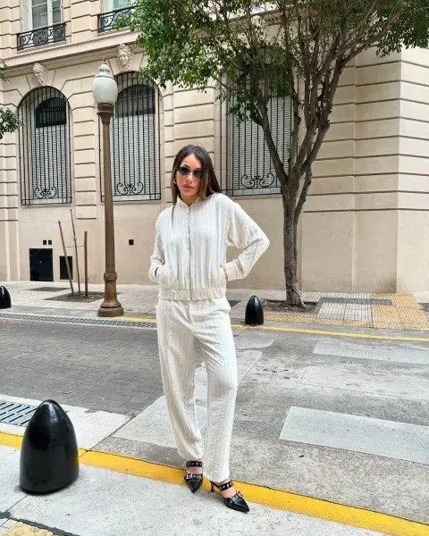 Foto de una modelo mujer usando ropa office core de Flores.
