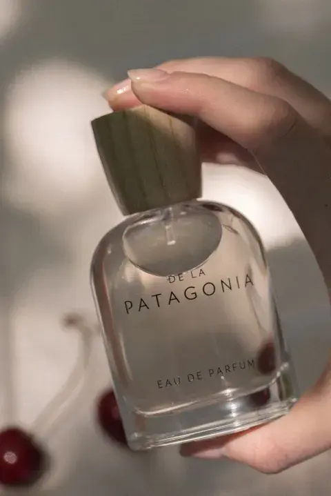 El perfume de la Patagonia en la mano de una mujer El perfume de la Patagonia en la mano de una mujer