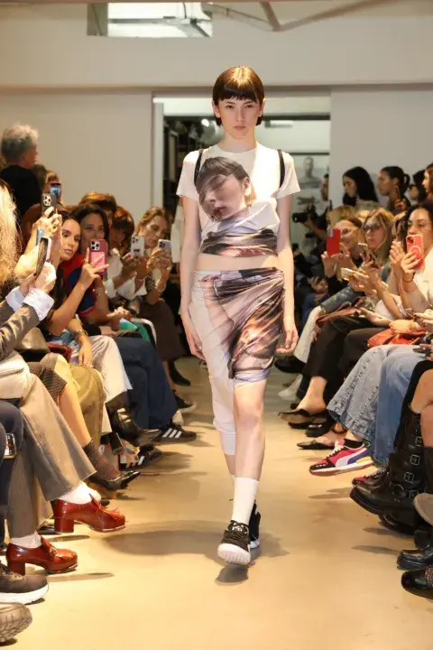 Una modelo caminando por la pasarela Una modelo caminando por la pasarela