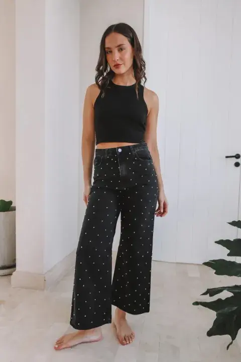 Un jean negro con tachas 