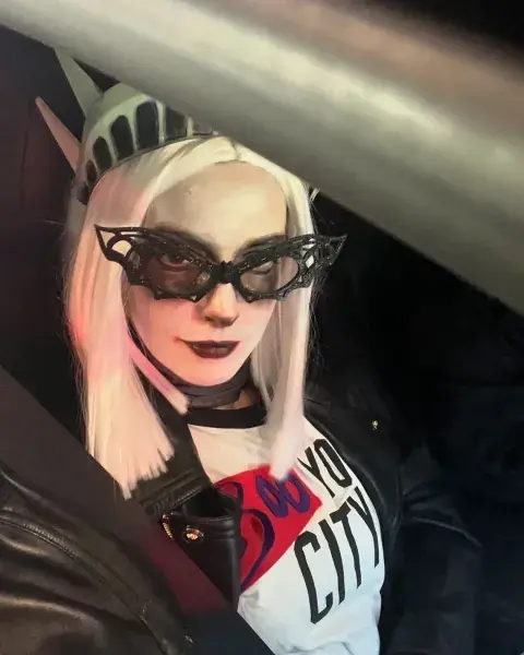 Anne Hathaway disfrazada por Halloween Anne Hathaway disfrazada por Halloween
