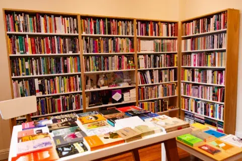 Participan librerías de todo el país en esta jornada de libreras y libreros, consultá el listado. Participan librerías de todo el país en esta jornada de libreras y libreros, consultá el listado.